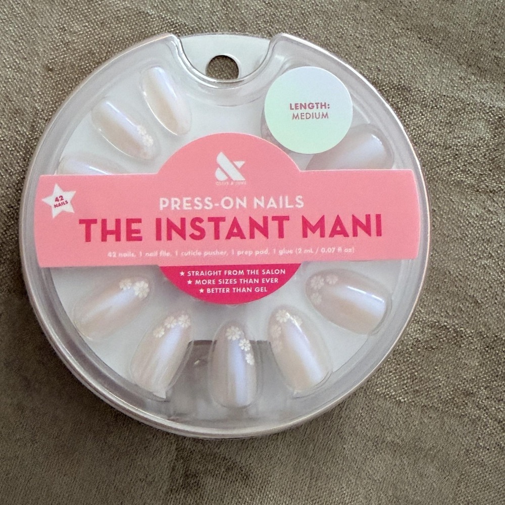 Olive & June The Instant Mani Press-On Nails Medium White Floral Oval 42ct Set